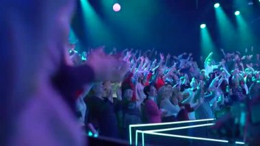 Bir TV şovunu kaydederken bir televizyon stüdyosunda izleyiciler