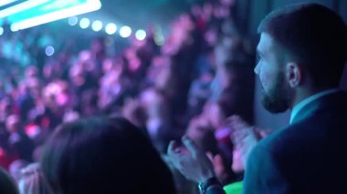 Bir TV şovunu kaydederken bir televizyon stüdyosunda izleyiciler