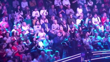 Bir TV şovunu kaydederken bir televizyon stüdyosunda izleyiciler