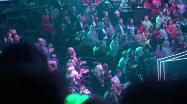 Bir TV şovunu kaydederken bir televizyon stüdyosunda izleyiciler