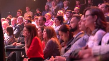 Bir TV şovunu kaydederken bir televizyon stüdyosunda izleyiciler