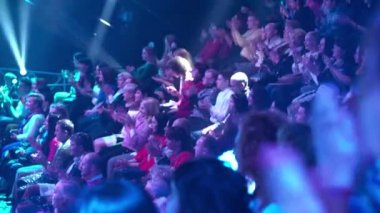 Bir TV şovunu kaydederken bir televizyon stüdyosunda izleyiciler