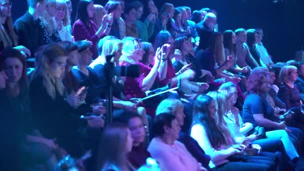 Zuschauer in einem Fernsehstudio während der Aufzeichnung einer Fernsehsendung — Stockvideo