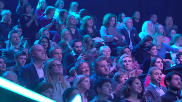 Les téléspectateurs dans un studio de télévision tout en enregistrant une émission de télévision — Video