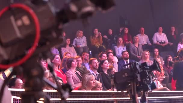 Pessoas espectadores em um estúdio de TV durante a gravação de um programa de TV — Vídeo de Stock