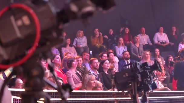 Visores de personas en un estudio de televisión mientras graban un programa de televisión — Vídeos de Stock