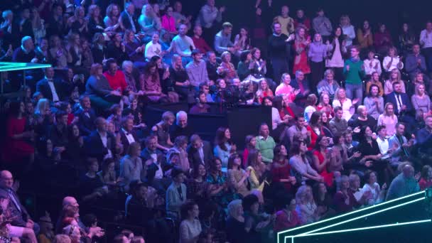 Les téléspectateurs dans un studio de télévision tout en enregistrant une émission de télévision — Video