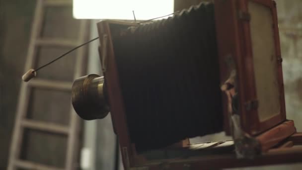 Ambrotype: En fotograf tar bilde av et gammelt kamera i et studio. . – stockvideo