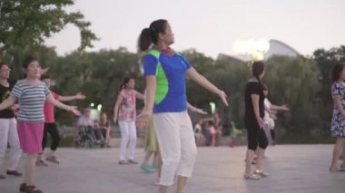 İnsanlar sokakta jimnastik yapıyor. Pekin 'de. Çin.