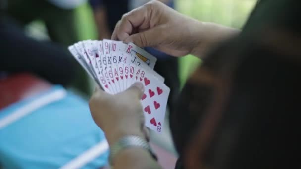 Οι άνθρωποι παίζουν χαρτιά. Πεκίνο. Κίνα. — Αρχείο Βίντεο