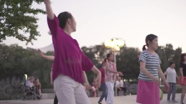 Pessoas a fazer ginástica na rua. Pequim. China . — Vídeo de Stock