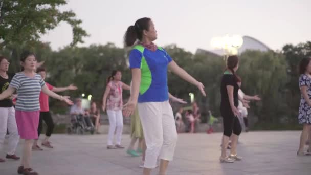 Oamenii care fac gimnastică pe stradă. Beijing. China . — Videoclip de stoc