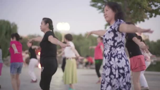 Gente haciendo gimnasia en la calle. Beijing. China. . — Vídeo de stock