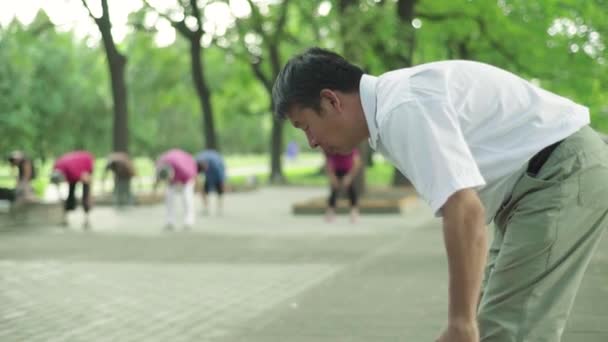 Люди занимаются гимнастикой на улице. Пекин. Китай . — стоковое видео