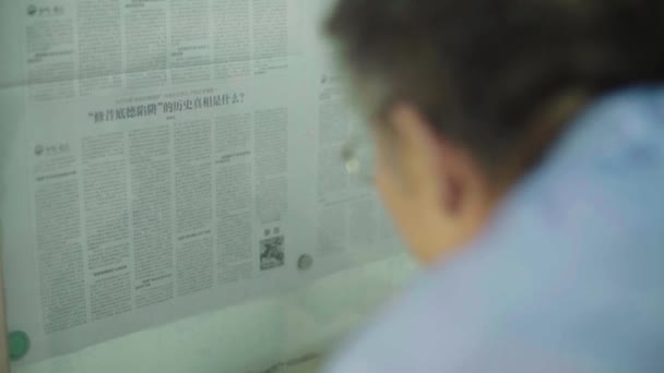 Důstojník čte noviny. Peking. Čína. Asie — Stock video