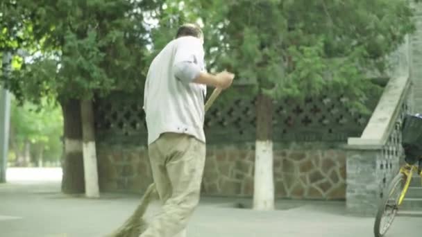 ほうきを持つ男性清掃員。北京。中国だアジア — ストック動画