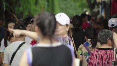 Şehrin sokaklarında bir grup insan var. Pekin 'de. Çin. Asya