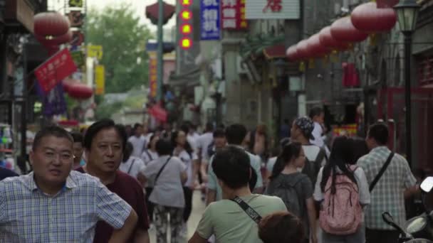 Una multitud de personas en las calles de la ciudad. Beijing. De China. Países Bajos — Vídeos de Stock