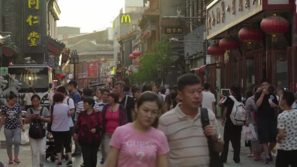 Una multitud de personas en las calles de la ciudad. Beijing. De China. Países Bajos — Vídeo de stock