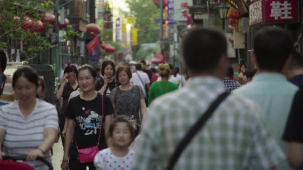 그 도시의 거리에는 많은 사람들이 모여 있었습니다. 베이징. 중국. 아시아 — 비디오