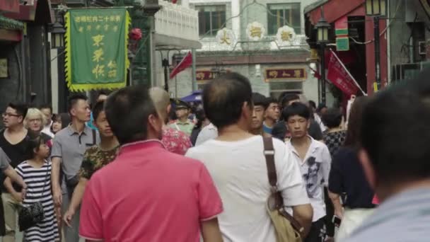 Толпа людей на улицах города. Пекин. Китай. Азия — стоковое видео