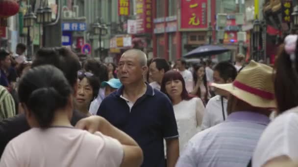 Egy csomó ember a város utcáin. Peking. Kína. Ázsia — Stock videók