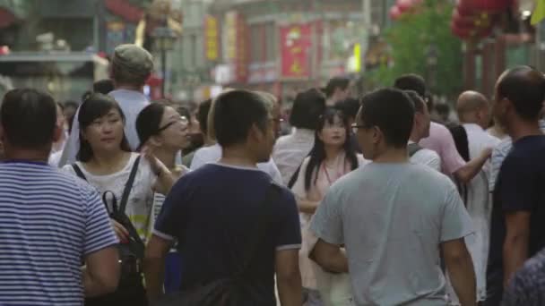 Толпа людей на улицах города. Пекин. Китай. Азия — стоковое видео