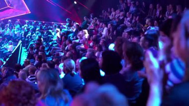 TV şovu kaydederken bir televizyon stüdyosunda izleyiciler. Yavaş çekim