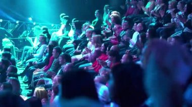 Bir TV şovunu kaydederken bir televizyon stüdyosunda izleyiciler