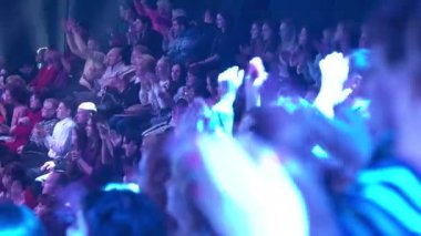 Bir TV şovunu kaydederken bir televizyon stüdyosunda izleyiciler