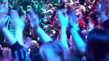 Bir TV şovunu kaydederken bir televizyon stüdyosunda izleyiciler