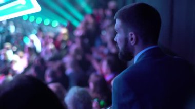 Bir TV şovunu kaydederken bir televizyon stüdyosunda izleyiciler