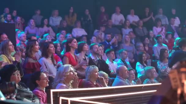 Persone spettatori in uno studio televisivo durante la registrazione di uno spettacolo televisivo — Video Stock