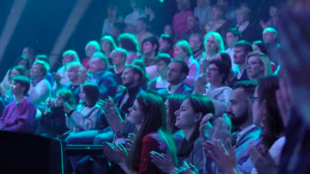 Les téléspectateurs dans un studio de télévision tout en enregistrant une émission de télévision — Video