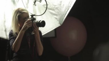 Sahne arkası fotoğrafçılığı. Fotoşop. Fotoğrafçı modeli fotoğraflıyor..