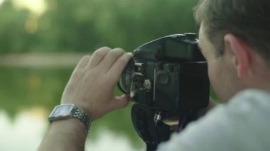 Kameralı bir erkek fotoğrafçı. Pekin 'de. Çin. Asya