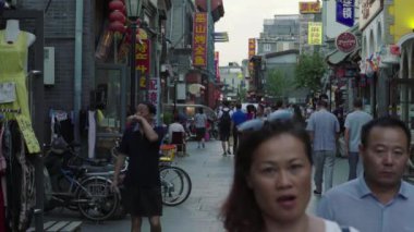 Şehrin sokaklarında bir grup insan var. Pekin 'de. Çin. Asya
