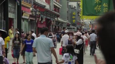 Şehrin sokaklarında bir grup insan var. Pekin 'de. Çin. Asya