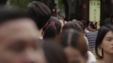 Şehrin sokaklarında bir grup insan var. Pekin 'de. Çin. Asya