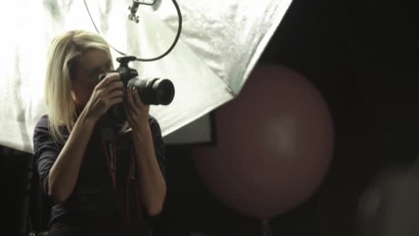 Backstage-Fotografie. Fotoshooting. Fotograf fotografiert das Modell. — Stockvideo