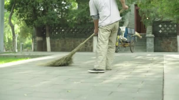 ほうきを持つ男性清掃員。北京。中国だアジア — ストック動画