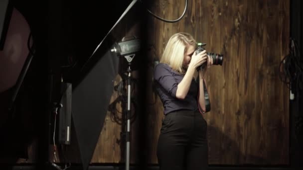 Backstage photography. Photoshoot. Photographer photographs the model. — Stock Video