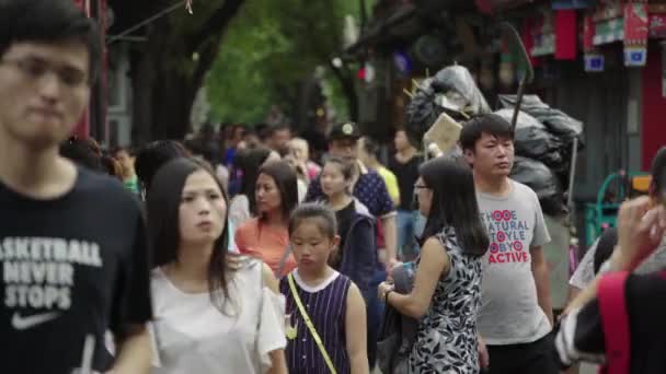 Een menigte mensen in de straten van de stad. Peking. China. Azië — Stockvideo