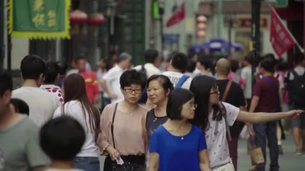 Een menigte mensen in de straten van de stad. Peking. China. Azië — Stockvideo