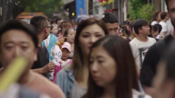 그 도시의 거리에는 많은 사람들이 모여 있었습니다. 베이징. 중국. 아시아 — 비디오