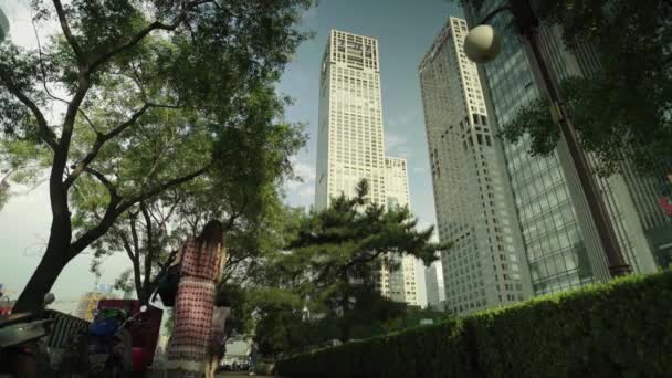 Rascacielos en un distrito de negocios. Beijing. De China. Países Bajos — Vídeos de Stock