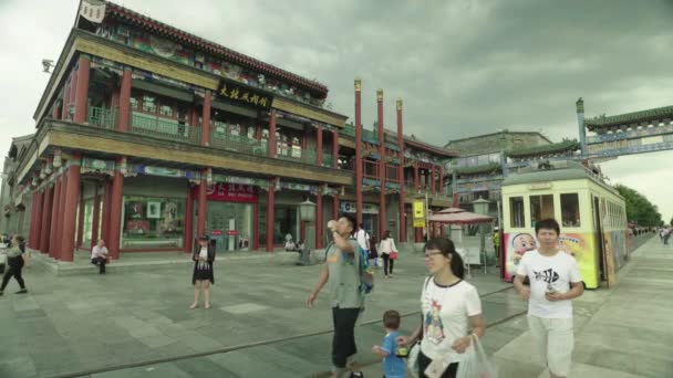Peking, Čína - 3. září2016. Nákupní ulice Dashilan. Peking. Čína. Asie — Stock video