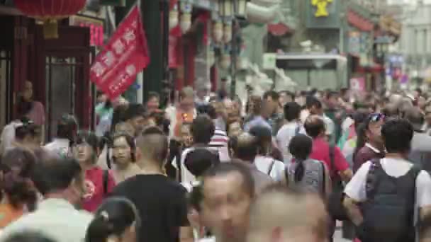 Şehrin sokaklarında bir grup insan var. Pekin 'de. Çin. Asya. Zaman aşımı — Stok video