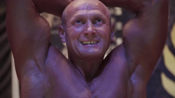 Männlicher Bodybuilder zeigt seinen Körper. Bodybuilding — Stockvideo