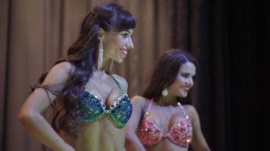 Vücut geliştirme: Kadın vücutgeliştirici vücudunu gösterir